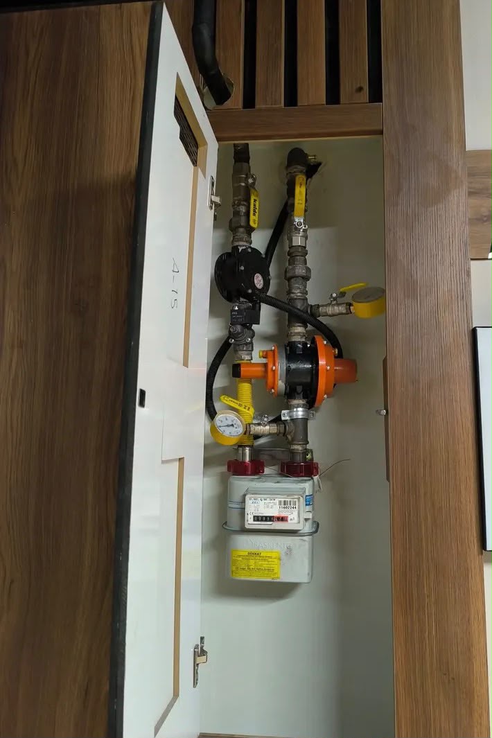 Elektrik panosunda ölçüm cihazı ile test