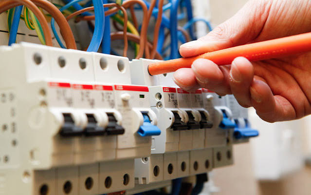 Elektrik pano montajı ve kablolama işlemi