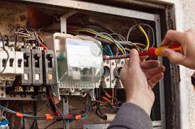 Elektrik panosunda tornavida ile ayar